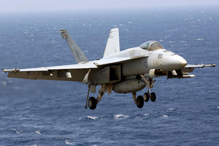 Chiếc F18 bay trên Biển Đông chuẩn bị hạ cánh lên boong tàu sân bay Carl Vinson.