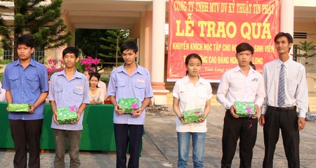 Ông Thái Trung Tín trao quà cho học sinh vượt khó học tốt.