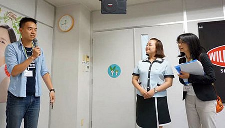 Bách đại diện cho đoàn Việt Nam và Thái Lan phát biểu bằng tiếng Nhật tại nhà máy sản xuất đồ uống Asahi, tỉnh Shizuoka, Nhật Bản. (Ảnh VnEpress).