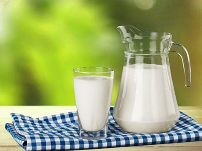Sữa nguyên chất là sự lựa chọn tốt nhất để tốt cho xương, nhưng nó cung cấp nhiều chất béo hơn bạn cần. Nếu bị cao huyết áp, hãy chọn sữa ít béo hơn, vì chất béo bão hòa có trong sữa không tốt cho bạn và có thể dẫn đến bệnh tim.