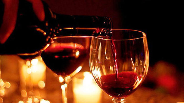 Uống quá nhiều rượu có thể làm tăng huyết áp lên mức không lành mạnh và rượu có thể làm hỏng các thành mạch máu.