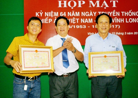 Ông Hứa Văn Chiến- Chủ tịch Hội VHNT tỉnh trao bằng khen của UBND tỉnh cho Phân hội nhiếp ảnh và NSNA Nguyễn Vinh Hiển.