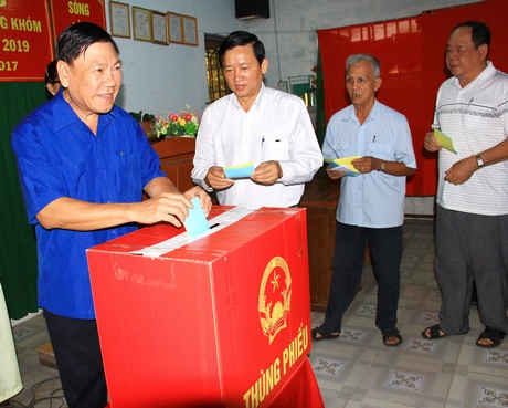 Bí thư Tỉnh ủy- Trần Văn Rón tham gia bỏ lá phiếu đầu tiên tại Khóm 1, Phường 4.