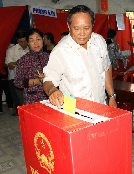 Cùng tham gia bỏ phiếu có các đồng chí lãnh đạo tỉnh và TP Vĩnh Long.