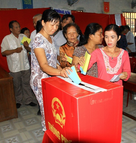 Đa số người dân đến các điểm bầu cử từ rất sớm để tham gia bầu cử.