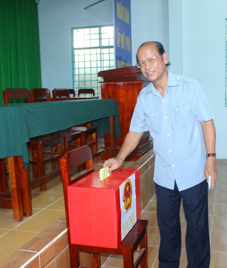 Phó Bí thư Thường trực Tỉnh ủy, Chủ tịch HĐND tỉnh- Trương Văn Sáu bỏ lá phiếu đầu tiên tại ấp Mỹ Phú.