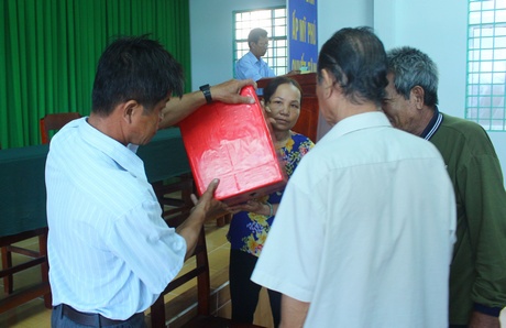 Kiểm tra thùng phiếu trước khi tiến hành bầu cử