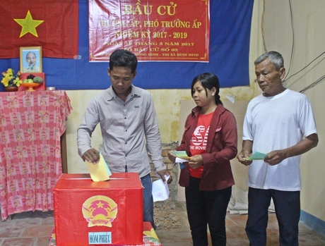Cử tri ấp Phù Ly 1 bỏ phiếu bầu cử.