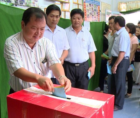 Chủ tịch UBND tỉnh- Nguyễn Văn Quang bỏ lá phiếu bầu đầu tiên tại Khóm 5, Phường 4- TP Vĩnh Long