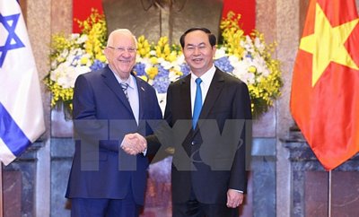 Chủ tịch nước Trần Đại Quang và Tổng thống Reuven Ruvi Rivlin tại lễ đón. (Ảnh: Nhan Sáng/TTXVN)