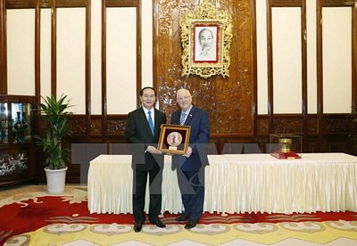 Tổng thống Reuven Ruvi Rivlin tặng quà lưu niệm cho Chủ tịch nước Trần Đại Quang. (Ảnh: Nhan Sáng/TTXVN)