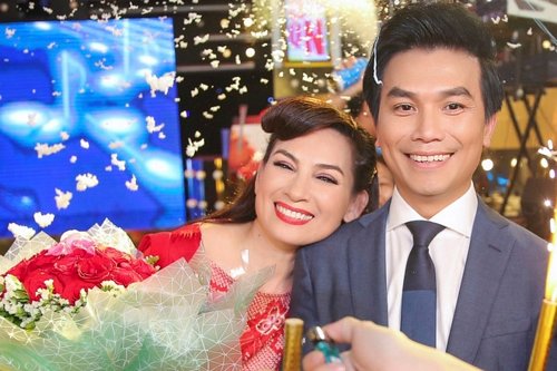 Phi Nhung ngả đầu lên vai Mạnh Quỳnh mừng sinh nhật: Hai ca sĩ được fan tổ chức chung tiệc nhỏ mừng tuổi mới sau buổi ghi hình game show cuối tuần qua. (Vnexpress)