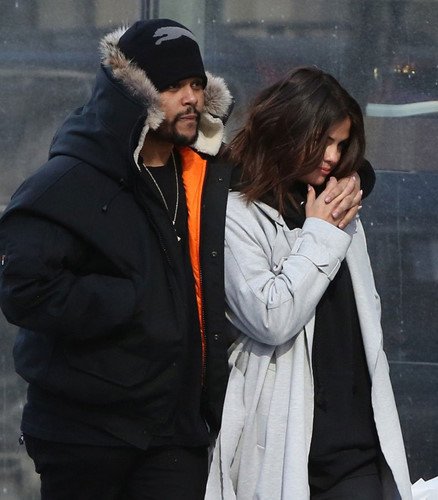 Selena Gomez rạng ngời hạnh phúc bên tình mới The Weeknd: Nữ ca sĩ 24 tuổi đang có những tháng ngày hạnh phúc và ngọt ngào bên chàng người yêu 27 tuổi - The Weeknd tại Toronto, Canada. Cặp đôi công khai mối quan hệ từ tháng 1 vừa rồi. (Dân trí)