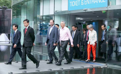 Thủ tướng Lý Hiển Long và Phu nhân Hà Tinh đi tham quan tòa nhà Bitexco tại TPHCM (Ảnh: Vietnamnet)