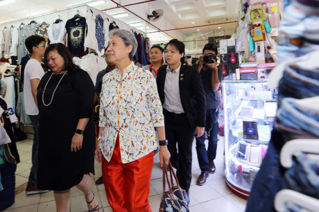 Bà Hà Tinh ăn mặc giản dị, cầm chiếc túi nhỏ màu sẫm đi vào trung tâm mua sắm khiến nhiều người ở đây ngạc nhiên. Bà tham quan trong khoảng 10 phút, hỏi thăm các chủ gian hàng đang buôn bán tại đây. (Ảnh: VNExpress)