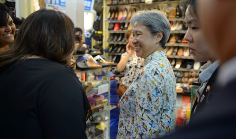 Bà Hà Tinh vui vẻ trò chuyện với người bán hàng. (Ảnh: Tuổi Trẻ)