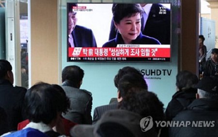 Người dân theo dõi vụ thẩm vấn bà Park Geun-hye qua truyền hình. (Ảnh: Yonhap News)