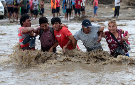 Người dân Peru giúp nhau vượt sông Viru sau khi cây cầu bắc qua con sông này bị nước lũ và lở đất kéo sập. Tổng thống Kuczynski cho biết, từ tối ngày 20/3, Peru đã nhận được viện trợ của Chile, Ecuardo, Venezuela và Colombia.