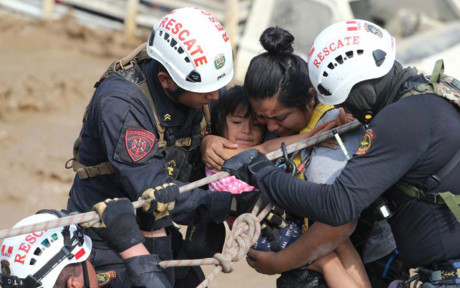 Lực lượng cứu hộ phải thường xuyên túc trực để tham gia các đợt cứu hộ đưa người dân khỏi các vùng xung yếu.