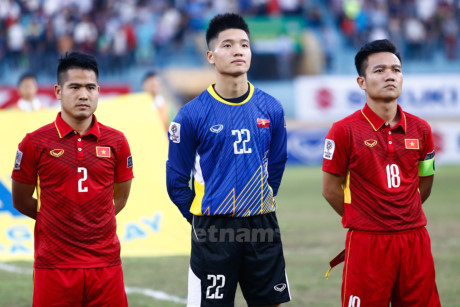 Những sự thay đổi lớn về nhân sự của đội tuyển Việt Nam đã giúp Đinh Thanh Trung (phải) trở thành đội trưởng tạm thời. (Ảnh: Minh Chiến/Vietnam+)