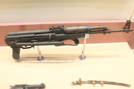 Một khẩu tiểu liên AK báng gập (khuyết hộp tiếp đạn) của lực lượng An ninh miền Nam trong kháng chiến chống Mỹ.