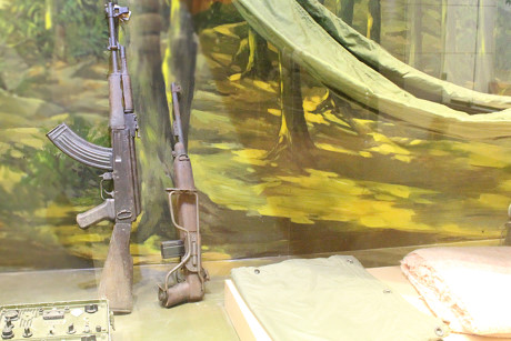 Súng carbine, tiểu liên AK, võng, tăng bạt của chiến sĩ an ninh khi hành quân trên đường Trường Sơn vào Nam chiến đấu. Ảnh chụp tại Bảo tàng Công an nhân dân.