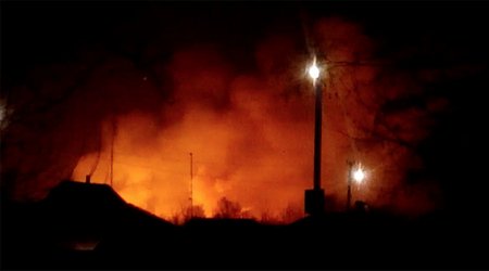 Kho đạn cháy đỏ rực trời đêm ở Balakleya, tỉnh Kharkov.