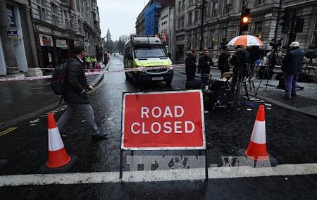 Cảnh sát phong tỏa một tuyến đường ở London sau vụ tấn công ngày 23/3. Ảnh: EPA/TTXVN