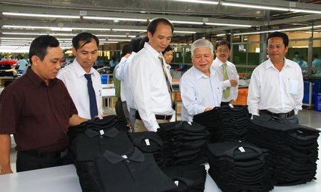 Lãnh đạo Tỉnh ủy, Đảng ủy Khối doanh nghiệp, huyện Long Hồ và địa phương tham quan xưởng sản xuất Công ty Thành Công.  