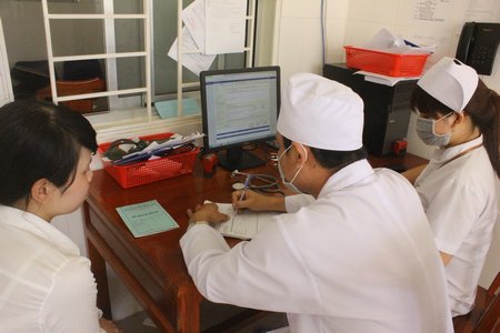 Tại Bệnh viện Lao và Bệnh phổi Vĩnh Long, bác sĩ làm thủ tục chuyển tuyến cho một bệnh nhân về y tế cơ sở điều trị lao hạch cổ.
