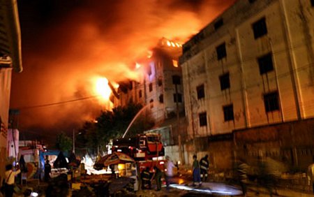 Đám cháy cơ bản được khống chế nhưng tòa nhà có nguy cơ bị sập.