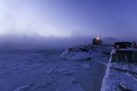 Tàu ngầm tên lửa hành trình K-150 Tomsk vùi trong băng tuyết.