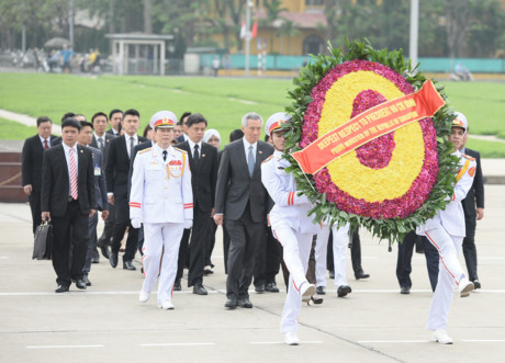 Sáng 23/3, Thủ tướng Lý Hiển Long và Phu nhân cùng Đoàn đại biểu Singapore đã đặt vòng hoa và viếng Chủ tịch Hồ Chí Minh.