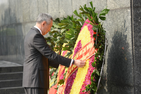 Thủ tướng Lý Hiển Long tỏ lòng thành kính trước Lăng Chủ tịch Hồ Chí Minh.