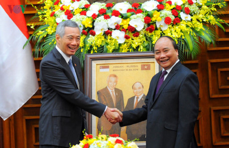 Thủ tướng Singapore cam kết hỗ trợ các doanh nghiệp Việt Nam tham gia sâu hơn vào thị trường và chuỗi cung ứng toàn cầu, xem xét thành lập các khu công nghiệp công nghệ cao; đồng thời là cầu nối thúc đẩy thương mại giữa Việt Nam với các nước Đông Nam Á.