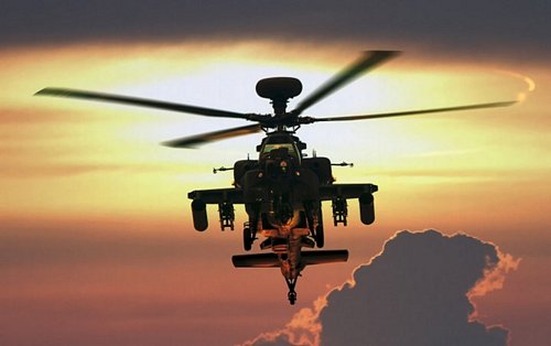 Trực thăng Apache được trang bị 2 động cơ T700-GE-701C với công suất mỗi động cơ là 1.409 kW giúp chiếc trực thăng này có thể đạt tốc độ tối đa 293km/h cùng tầm hoạt động khoảng 480km. Ảnh: Quân đội Mỹ