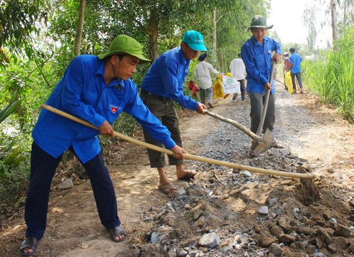 Anh Tuấn (đứng trước) cùng ĐVTN thực hiện công trình xây dựng nông thôn mới tại địa phương.