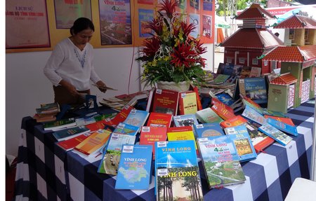 Vĩnh Long tham gia hội sách với 350 bản sách địa chí.