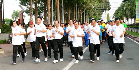 Tham gia Ngày chạy Olympic có các đồng chí lãnh đạo tỉnh.