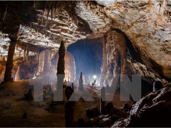 Một hang động mới tại Quảng Bình mơi được phát hiện với vẻ đẹp lung linh, huyền ảo. (Ảnh: TTXVN phát)