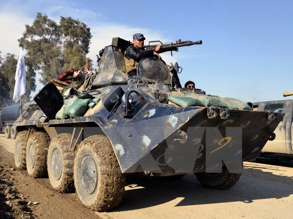 Lực lượng cảnh sát Iraq trong chiến dịch chống IS ở phía tây thành phố Mosul ngày 5/3 vừa qua. (Ảnh: EPA/TTXVN)