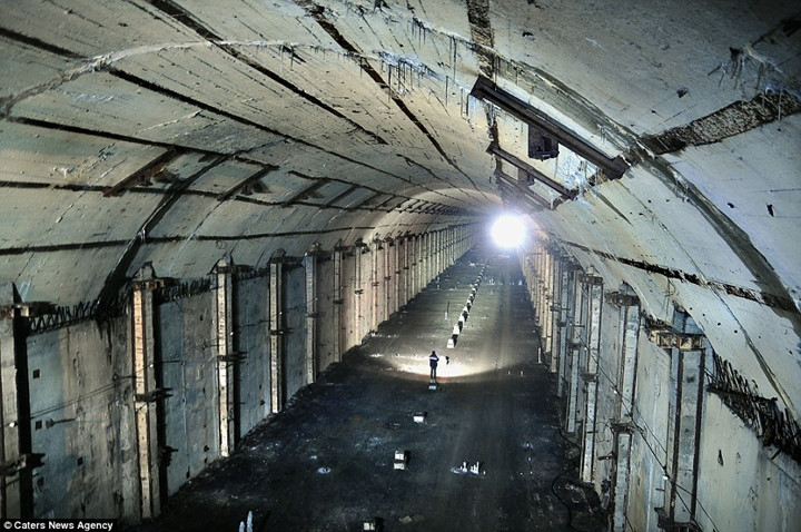 Căn cứ này vẫn còn nguyên vẹn kể từ khi bị bỏ hoang cách đây hơn 30 năm. Hệ thống đường nước ngầm bên dưới được cho là có thể sử dụng trong trường hợp chiến tranh nổ ra. 