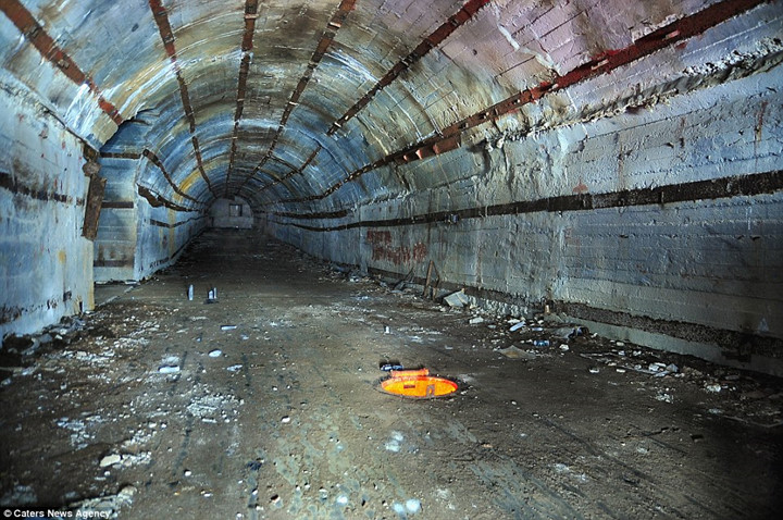 Phần đường hầm chính rộng 19m, dài 450m đủ chỗ cho các loại tàu ngầm đi lại.