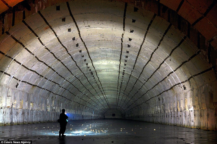 Đường hầm thứ hai chạy dài khoảng 225m dưới lòng đất.