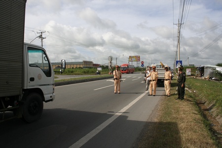 ảnh sát giao thông phối hợp với lực lượng cảnh sát khác tuần tra, kiểm soát giữ trật tự ATGT.