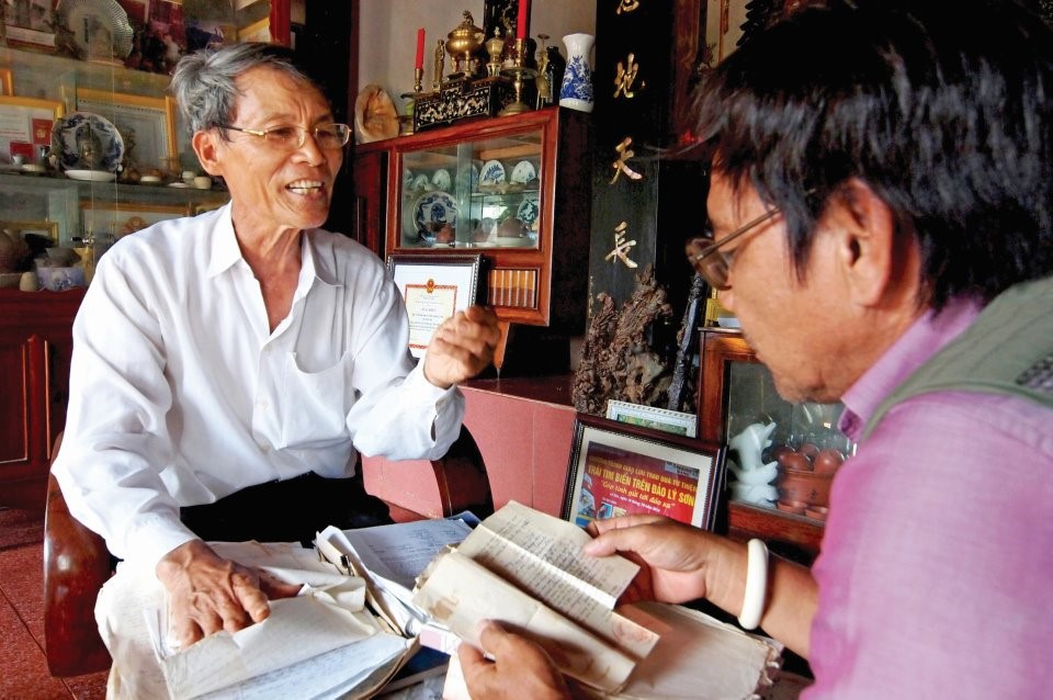Ông Phạm Thoại Tuyền giới thiệu những tư liệu cổ khẳng định chủ quyền 2 quần đảo Hoàng Sa và Trường Sa.