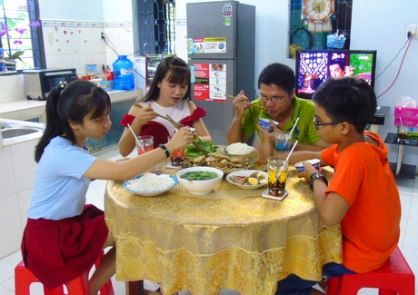 Gia đình chị Xuân Tiên bên bữa cơm gia đình ấm áp.