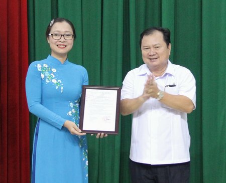 Chủ tịch UBND tỉnh- Nguyễn Văn Quang trao quyết định của Bộ GD- ĐT công nhận tỉnh Vĩnh Long đạt chuẩn phổ cập giáo dục mầm non trẻ 5 tuổi.