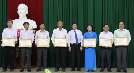 Bí thư Tỉnh ủy- Trần Văn Rón trao bằng khen cho các tập thể, cá nhân đạt thành tích xuất sắc trong công tác phổ cập giáo dục mầm non trẻ 5 tuổi.