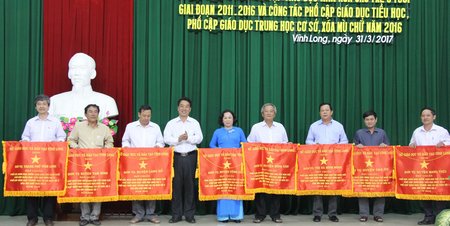  Phó Chủ tịch UBND tỉnh- Lữ Quang Ngời trao cờ thi đua cho các đơn vị đạt chuẩn phổ cập giáo dục tiểu học, THCS, xóa mù chữ.